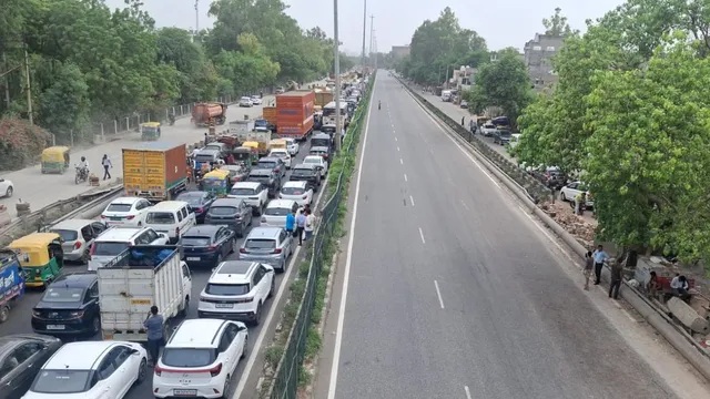 गुरुग्राम में टला बड़ा हादसा! NH-48 पर टूटी 33 हजार वोल्ट की बिजली लाइन, हाईवे पर मची अफरा-तफरी