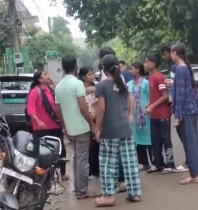 पॉश इलाके में लड़कियों का हाईवोल्टेज ड्रामा, आखिर किस बात पर हुई भिड़ंत?