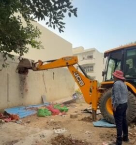 DLF फेज-3 में चला बुलडोजर, गेस्ट हाउस सील; 10 इमारतों पर हाईकोर्ट का स्टे