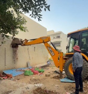 DLF फेज-3 में चला बुलडोजर, गेस्ट हाउस सील; 10 इमारतों पर हाईकोर्ट का स्टे