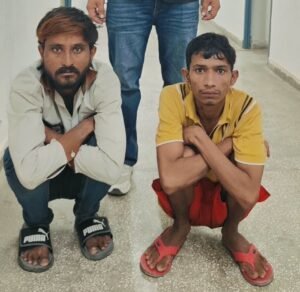 पैसे निकालते ही पीछे पड़ गए बदमाश! बैंक के बाहर 50 हजार की स्नैचिंग, 2 दबोचे