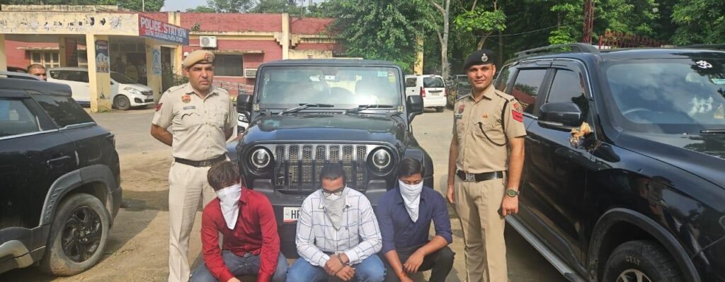 Thar पर लटककर कर रहा था स्टंट… वीडियो वायरल होते ही पुलिस ने दबोच लिया!