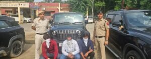 Thar पर लटककर कर रहा था स्टंट… वीडियो वायरल होते ही पुलिस ने दबोच लिया!