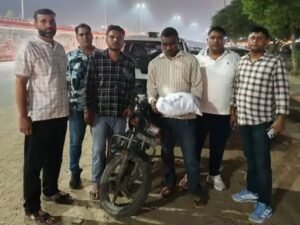 बाइक पर आया था विदेशी, बैग में छिपाकर लाया था ये चीज… HSNCB ने दबोचा