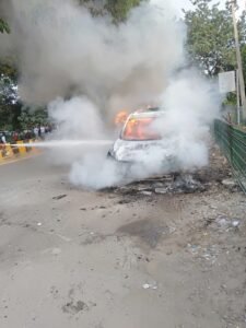 चलती XUV में ऐसा क्या हुआ? अचानक लगी भीषण आग