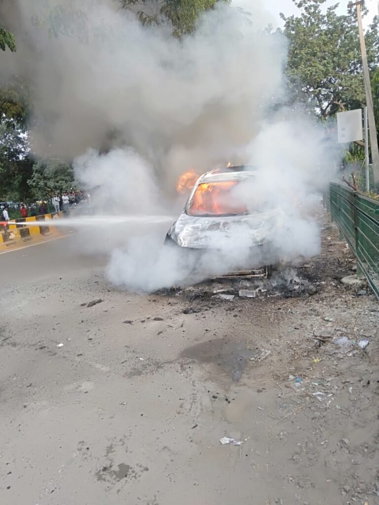चलती XUV में ऐसा क्या हुआ? अचानक लगी भीषण आग
