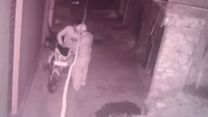 आखिर 3 मिनट में कैसे चोरी हुई Apache? CCTV में दिखे दो शातिर चोर