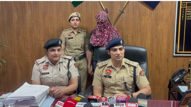 50 हजार लेने पहुंची थी… लेकिन वहां पैसे नहीं, पुलिस का जाल तैयार था!